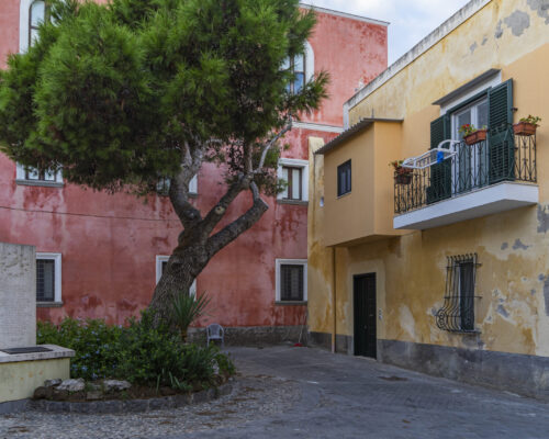 Piazzetta Europa e monumento a Spinelli.